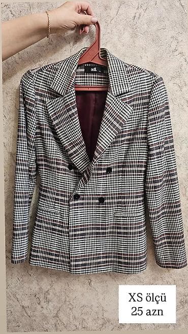 AdL brendinə məxsus qadın klassik kostyumlar. Səliqəli işlənib, yeni — 1