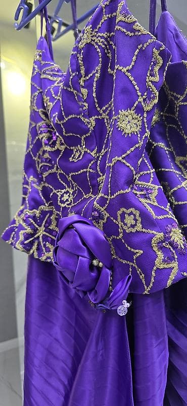 Bənövşəyi rəngdə, zərli və payetli üst hissəyə sahib ziyafət/libas. - — 9