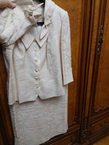 Zərif qadın kostyumu – 2 hissə: - Rəng: açıq şampan/boz çalarlı pastel