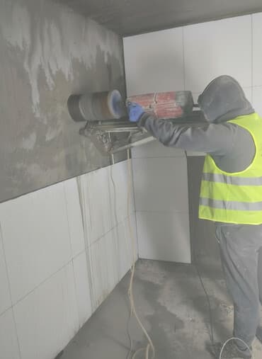 tikinti usta: Beton kəsmə ve desme xidməti. Beton kəsmə və desme isderi görürük — 1