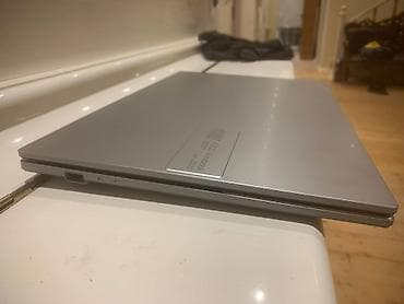 ASUS Vivobook (gümüş rəng) noutbuk Xüsusiyyətlər: - Ekran: 15.6" — 3