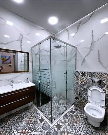çerepitsa dam örtükləri: Bu, müasir hamam otağı üçün nəzərdə tutulmuş künc duş kabinidir — 1
