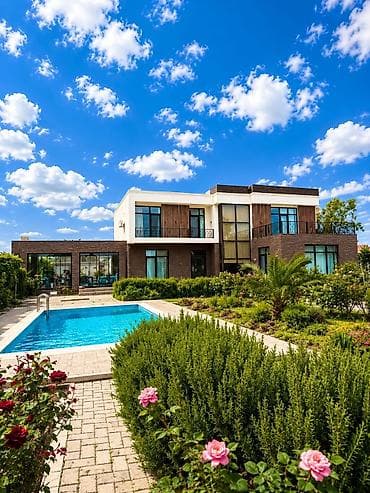 balis: Müasir memarlıqda, geniş həyətə sahib iki mərtəbəli villa. - Hovuz — 9