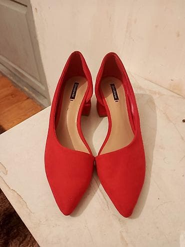 ayaqqabı: Qırmızı qadın tuflisi coox Baha alinib 1 dede geylib bir nece saatliq — 1