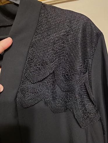 Alt paltarı: Qara rəng ikiqat bluz. yenidir.52 olcu hezi ehmedli metro cixiwlari — 2