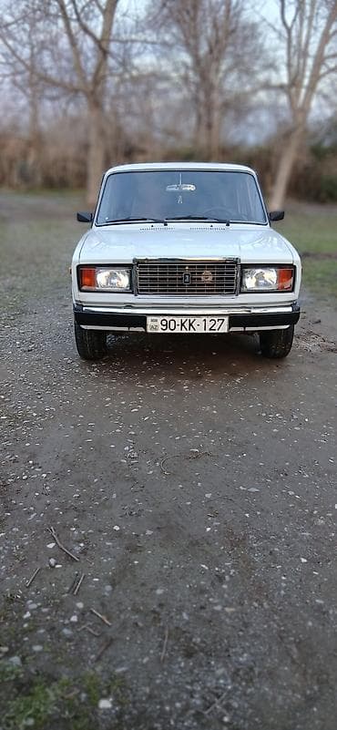 bmv f 10: VAZ 2107, ağ rəng, sedans Xüsusiyyətlər: - Klassik VAZ 2107 dizaynı — 4