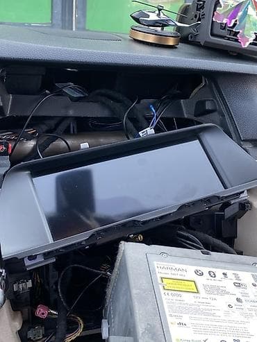 Monitorlar: BMW orijinal iDrive mərkəzi ekran (CID) – 10.25” geniş formatlı — 4