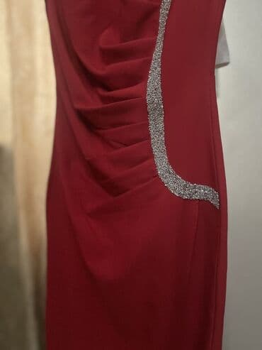 вечерние бордовые платья: Qırmızı zərif ziyafət donu - Model: midi uzunluq, bədənə oturan kəsim — 3
