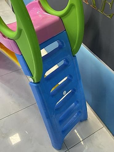 Yelləncək at: Uşaq üçün plastik sürüşkən - Rənglər: çəhrayı sürüşmə səthi, mavi — 2