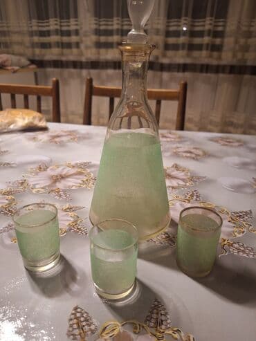 dərin boşqab: Şüşə qab dəsti - 2 ədəd şüşə krujka: qalın divarlı, qulpulu. Üzərində — 12