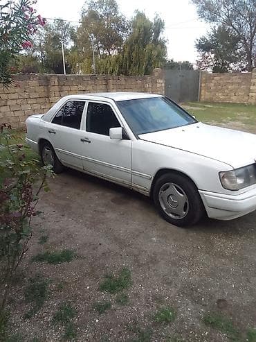 traktor 82 1: Mercedes-Benz 200: 2 l | 1986 il Sedan — 2
