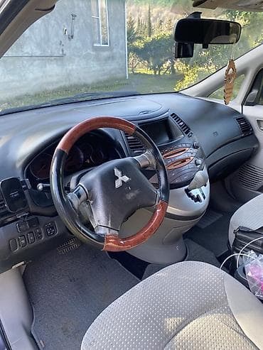 3 tekerlekli motor: Mitsubishi Grandis: 2.4 l | 2004 il 320000 km Van/Minivan — 9