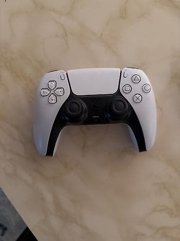 playstation 5 bakida: Qara dualsense 1 ay işledilib.Ağ dualsense 3 ay işledilib.Qara — 4