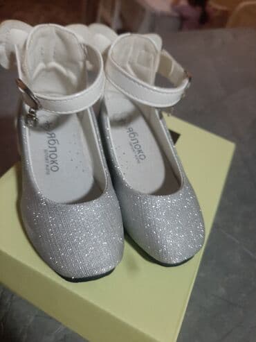 uşaq cemperləri: Gümüşü rəngli, zərli qız uşağı baletkaları 1 defe geyinib usaq 30 azn — 2