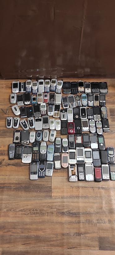 Müxtəlif markalardan köhnə model mobil telefonlar kolleksiyası –