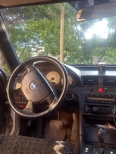 mersedes vita: Mercedes-Benz C-sinfi (W202) sedan, gümüşü rəng. Əsas xüsusiyyətlər: - — 5
