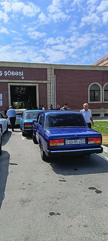 lada tekeri: Model: Lada Riva (VAZ 2107) Kuzov: sedan, 4 qapı Rəng: tünd mavi — 4