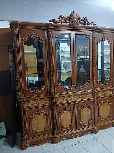 plasmas şkaflar: Klassik üslublu böyük vitrin-bufet - Material: təbii ağac üzərində — 2