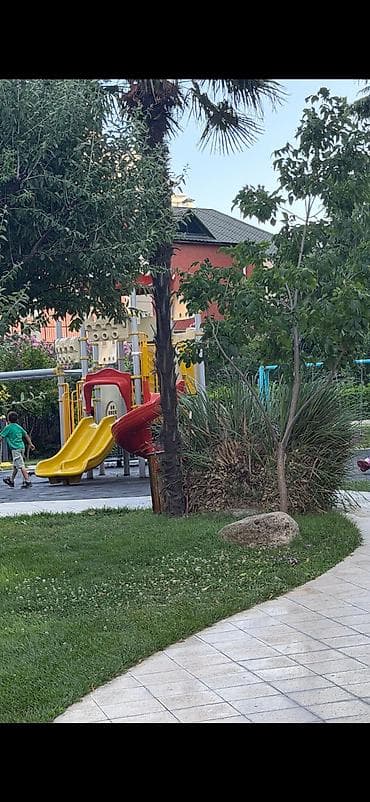 studio menziller: Genclikde IST petrolun yaninda Parkin yaninda Rosevillanin binasinda — 1