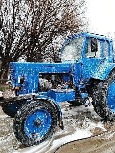 m guzgu: Mavi rəngli MTZ 80 Xüsusiyyətlər: - Kabinalı, yan güzgülərlə - Dizel — 4