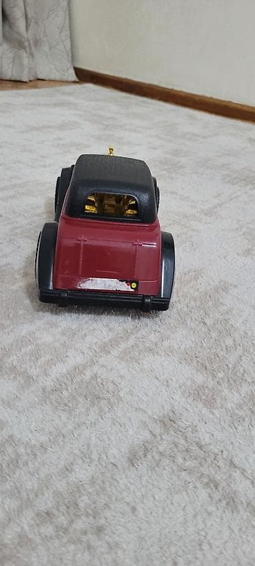 4 man Retro üslubda oyuncaq avtomobil maketi - Korpus: tünd qırmızı — 6