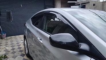 tek oturacaqlar: Hyundai Elantra – gümüşü rəng, sedan kuzov Xüsusiyyətlər: - Benzin — 2