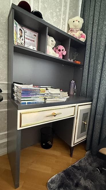 Düz masa, Stulsuz, Polkalı, Siyirməli, Sadə laminat — 1