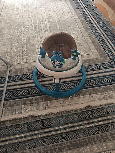 Uşaq gəzdirəcəyi / yürütkəc - Rəng: mavi-ağ, yumşaq qəhvəyi oturacaq