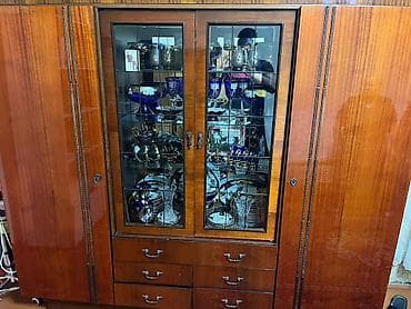 Klassik vitrinli bufet şkaf - Material: kütləvi ağac/qəhvəyi cilalı — 2