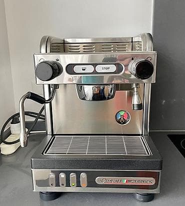Model: La Cimbali M21 Junior Tip: Bir qruplu yarı-avtomatik espresso — 2