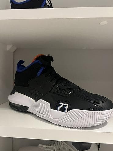 air jordan ayakkabı: Basketbol ayaqqabısı - Rənglər: qara üst hissə, ağ altlıq, mavi detal — 1
