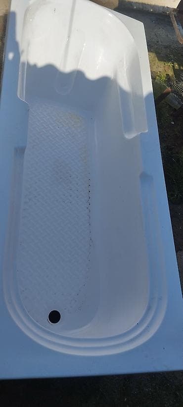 Akril vanna – ağ rəngdə, asimmetrik forma. İç hissədə sürüşməyə qarşı