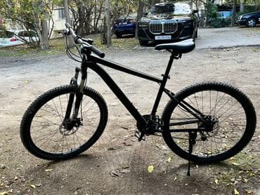 Dağ velosipedi – tam qara rəngdə, yüngül alüminium tipli sərt çərçivə