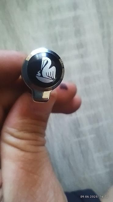 Pelikan qara rəngli qələm, dəbli dizaynı ilə hər kəsin diqqətini