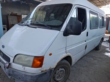 Yağlar və avtokimyəvi maddələr: Ağ rəngli Ford Transit markalı mikroavtobus. Nəqliyyat vasitəsi — 1