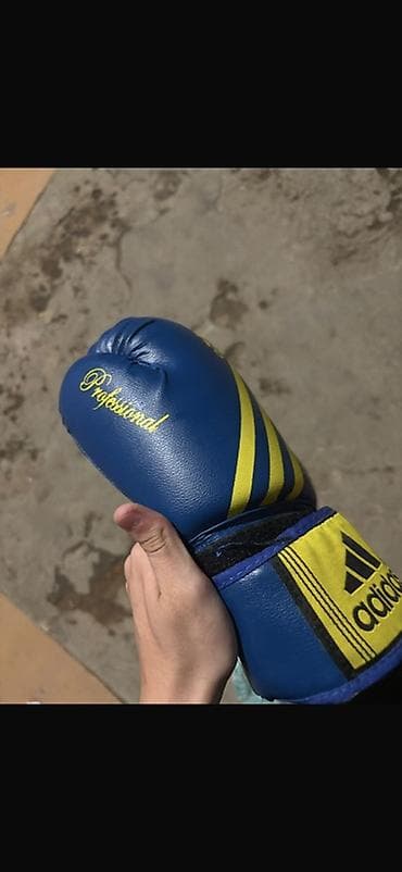 bas gitara: 10 manatdır Məhsul: Boks əlcəkləri – Adidas “Professional” seriyası - — 2
