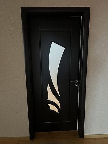 Müasir dizaynlı interyer qapısı - Rəng: tünd qəhvəyi/qaraya yaxın ton