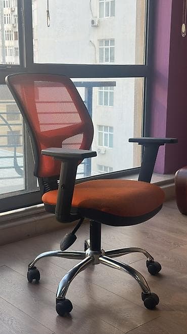 Ofis dolabları: .Ofis mebelleri satılır qabağ demir masa 50 azn komputer masası 35 — 4