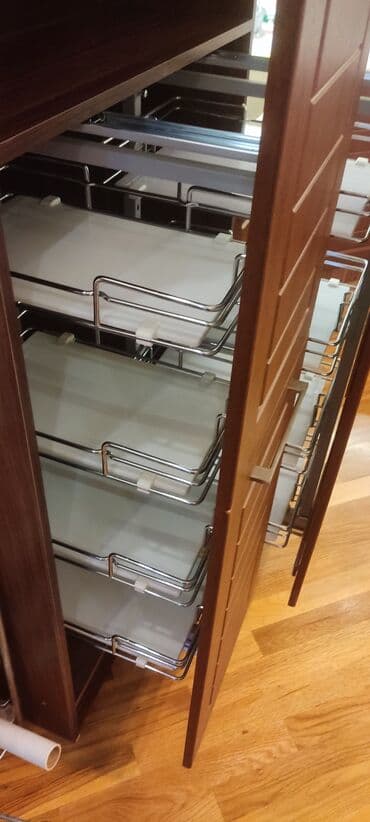 mətbəx rəfi: Mətbəx üçün mebelə qurulan polkalar. Dərinlik 55 hündürlük 105 qapaq — 3