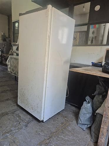 soyuduu: Bir kameralı məişət soyuducusu, yuxarıda daxili dondurucu bölmə ilə — 2