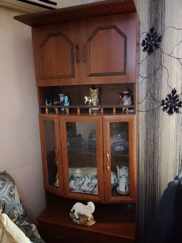 künc rəf: Şüşəli dolab vitrini — 2