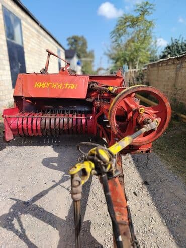 ymz traktor: Ot-saman pres yığan kənd təsərrüfatı maşını (pres-podborşik) — 2