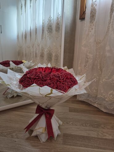 1 qizil gulun qiymeti: Qırmızı qızılgüllərdən buket - Zərif dizaynlı, iri ölçülü qızılgül — 1