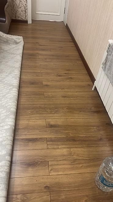 asma tavan hamam: Laminat döşəmə satılır. - Miqdar: 100 m² - Qiymət: 1 m² – 5 AZN - — 1