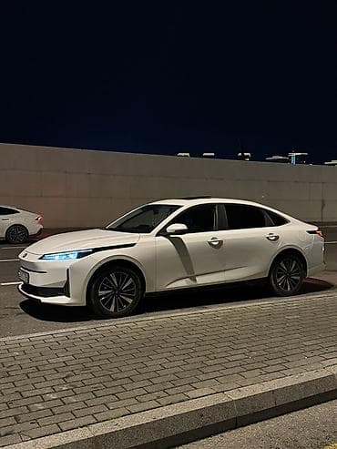 Tesla: Tesla : 1.5 л | 2025 г. 75000 км Седан — 4