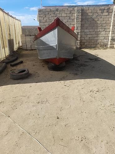 Taxta qayıq gövdəsi - Material: möhkəm taxta karkas, kənar və dibi