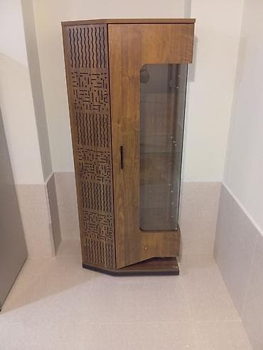 Şüşəli dolab vitrini