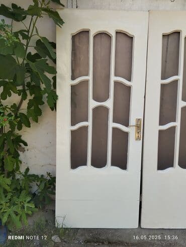qapllar otaq: Ağ rəngdə, şüşəli, taxta qapılar satılır. Şüşələri xrustal, qəhvəyi — 1
