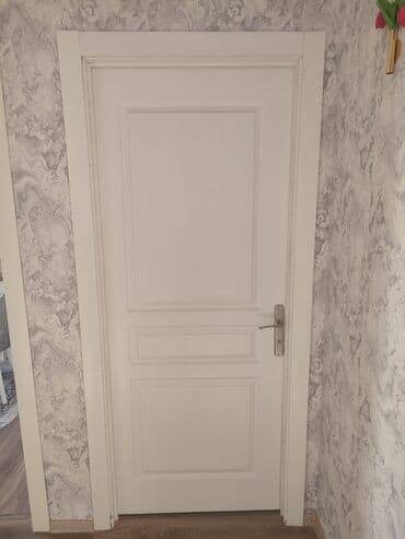 döşəmə boyası: Ağ rəngli interyer qapısı - Klassik dizayn: üç panelli dekor, sadə və — 1