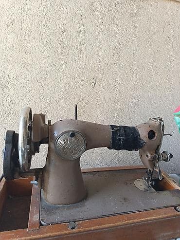 antik samovar: Mexanik tikiş maşını – əl çarxlı, taxta qutuda - Əl ilə fırladılan — 2